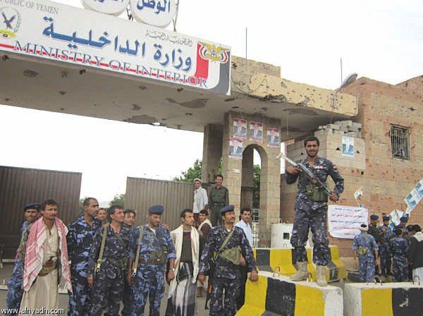 مليشيا الحوثي تكمل سيطرتها على وزارة الداخلية في صنعاء وتستحدث منصبا جديدا