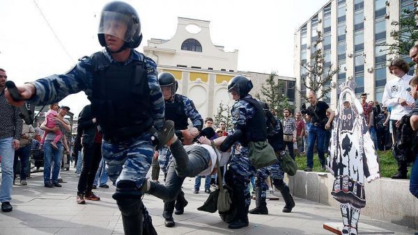 السلطات الروسية توقف 650 ناشطًا تظاهروا ضد الحكومة
