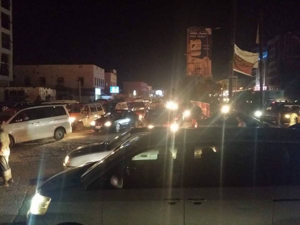 أزمة مرورية خانقة شهدتها شوارع عدن مساء الثلاثاء وغياب شبه كامل لشرطة المرور