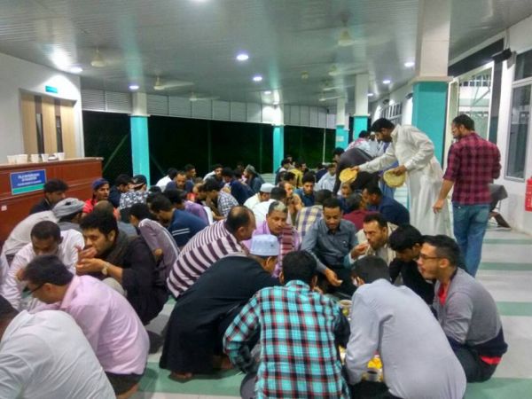 الملحقية الثقافية بماليزيا والطلاب اليمنيون في جامعة بهانج يقيمون إفطارا جماعيا