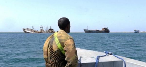 انفجار وتصاعد ألسنة لهب من سفينة قبالة ساحل في الصومال
