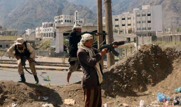 تعز .. استشهاد اثنين مواطنين إثر استهداف الحوثيين لسيارة نقل مسافرين في خط الضباب