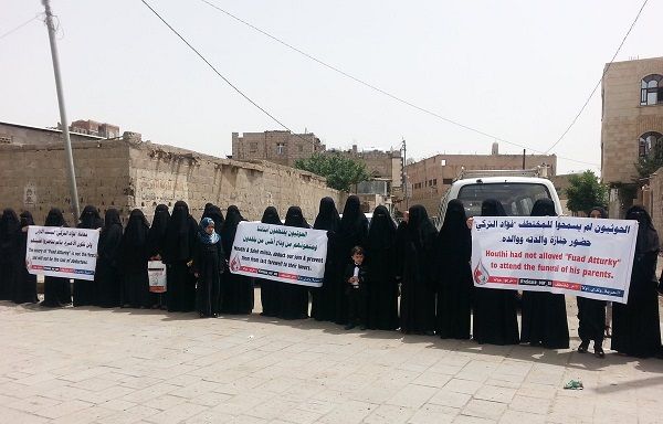 مجاميع نسائية تابعة للحوثيين تعتدي على أمهات المختطفين بصنعاء وتهددهن بالسجن