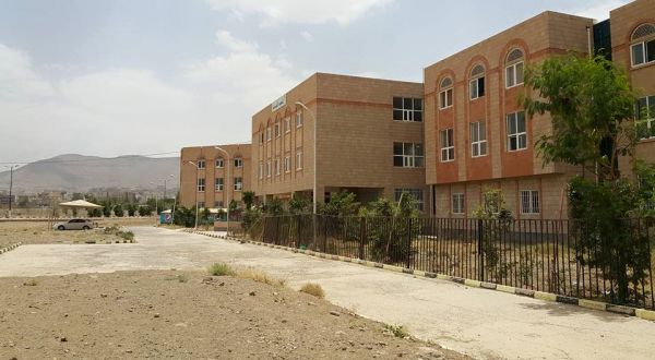 أمن جامعة صنعاء يقتحم سكن أعضاء هيئة التدريس ويطردهم بالقوة