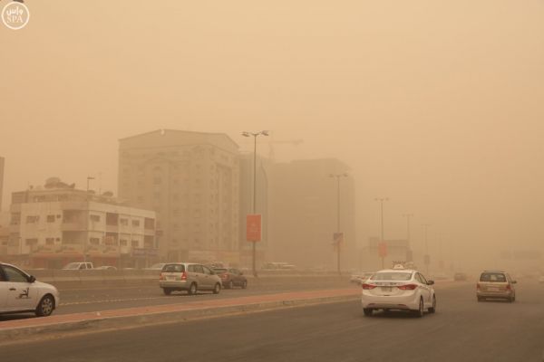 الأرصاد يحذر المواطنين من موجة غبار واسعة الانتشار في اليمن