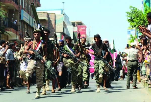 اليمنيون بين فوضى الانقلابيين وفشل الشرعية بفرض النظام في المناطق المحررة (تقرير)