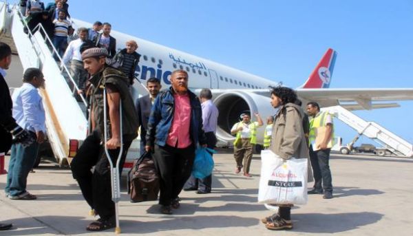 معاناة اليمنيين في مطارات بلادهم