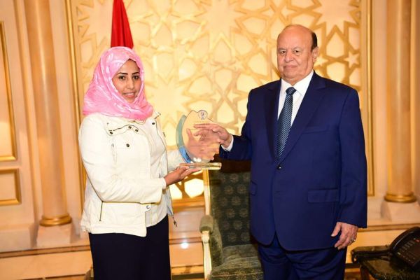 الرئيس هادي يستقبل مخترعة يمنية حاصلة على جوائز دولية