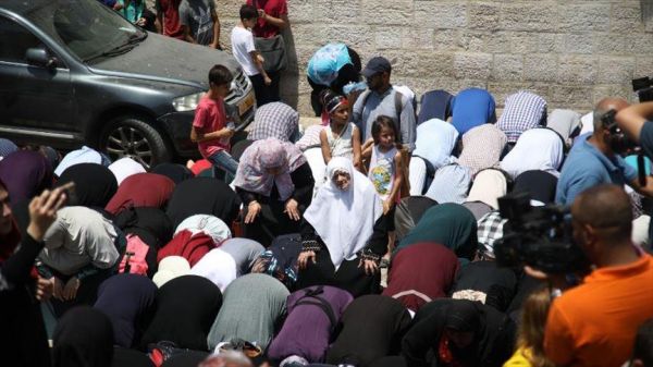 الفلسطينيون يدخلون إلى المسجد الأقصى بعد فتح الشرطة لباب 