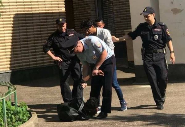 القائم بأعمال سفير روسيا يستدعي الشرطة لإخراج الطلاب من مبنى السفارة بالقوة (صور)