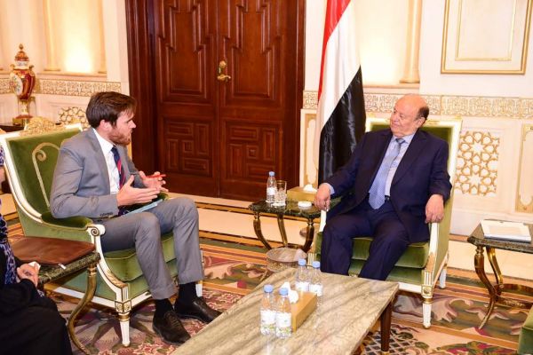 الرئيس هادي يستقبل القائم بأعمال السفير البريطاني لدى اليمن