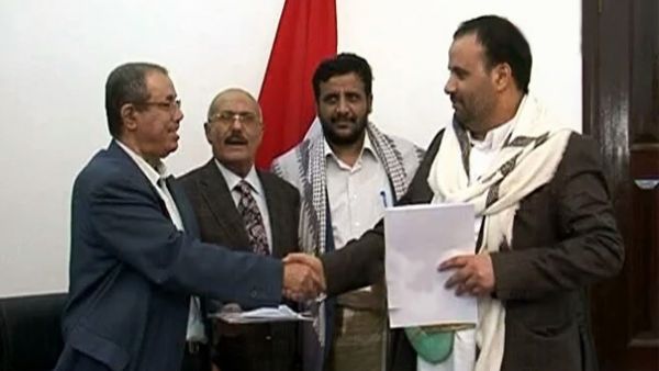 قيادي حوثي يحمل حزب المؤتمر في صنعاء مسؤولية تأخر صرف المرتبات