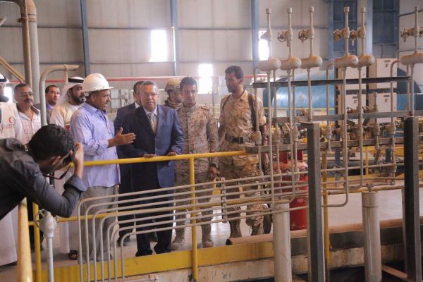 بن دغر خلال افتتاحه محطة كهرباء المخا: ها نحن اليوم بالمخا نبعث تحية لكل اليمنيين