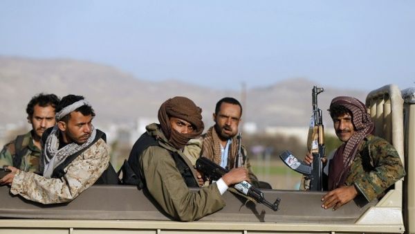 عمران.. مليشيا الحوثي ترفض تسليم رواتب الجنود وتشترط الذهاب إلى جبهات القتال