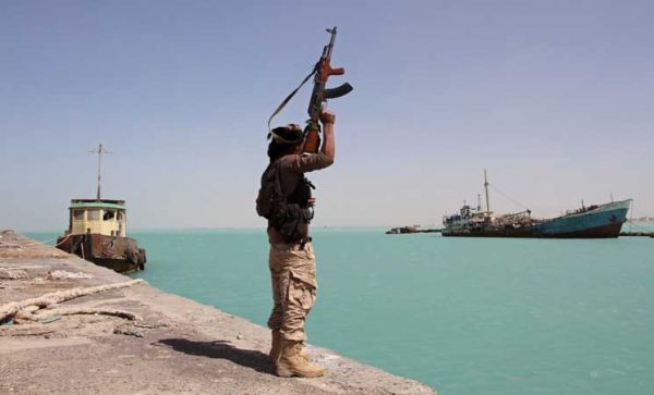 الحوثيون يستهدفون سفينة حربية تابعة للتحالف غربي اليمن