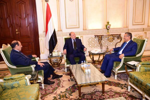 الرئيس هادي يعقد اجتماعا خاصاً مع نائبه ورئيس الوزراء