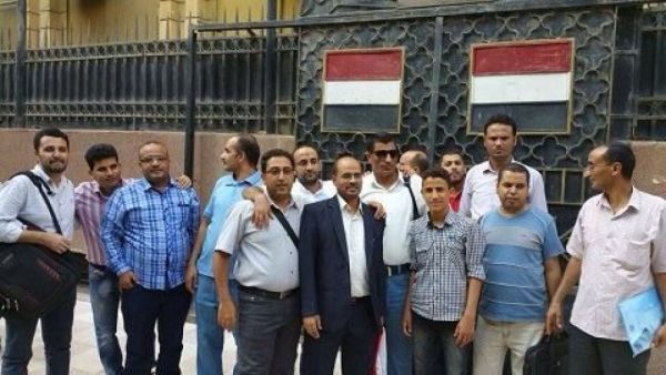 طلاب ومبتعثون في مصر يشكون تعسفات السفير اليمني في القاهرة