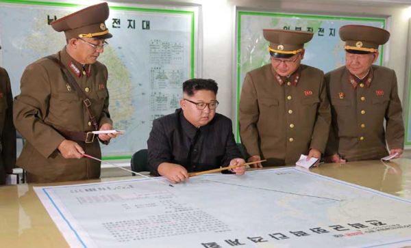 الزعيم الكوري الشمالي يجمد خطة إطلاق صواريخ باتجاه غوام