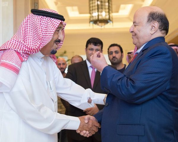 الملك سلمان يلتقي الرئيس هادي لبحث مستجدات الأوضاع في اليمن