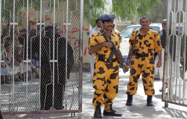 محكمة تابعة للحوثيين تحكم بالإعدام على أحد العسكريين المختطفين في صنعاء