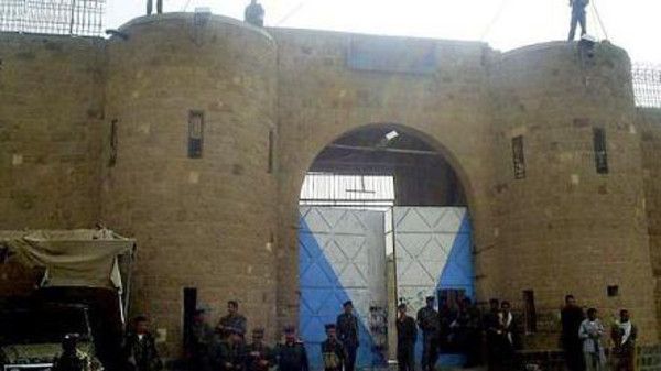 قوات أمنية تهاجم عنابر السجن المركزي بصنعاء وسماع أصوات إطلاق نار