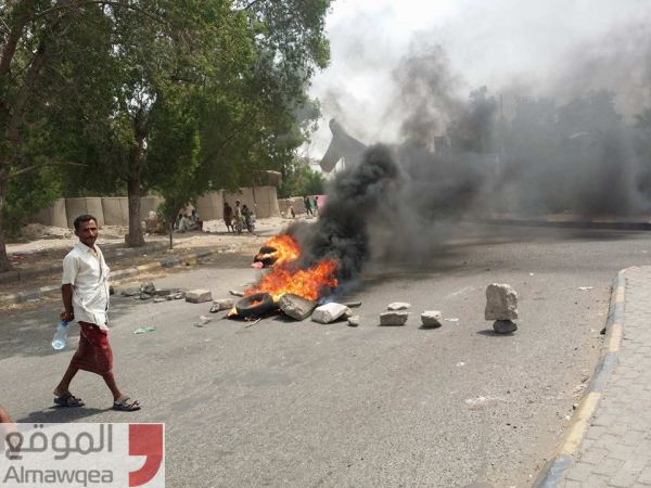 عدن.. تواصل الاحتجاجات الشعبية للمطالبة بصرف الرواتب