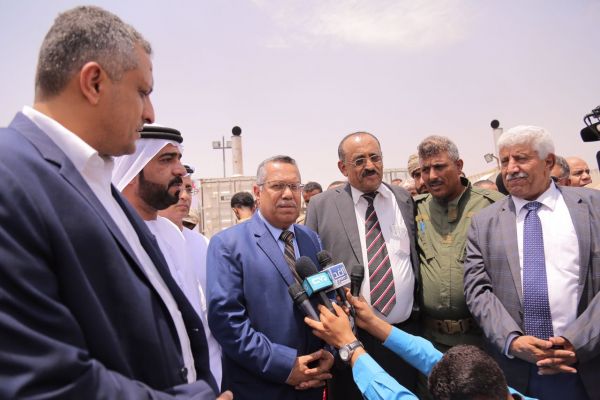 بن دغر يفتتح محطة كهرباء في محافظة لحج