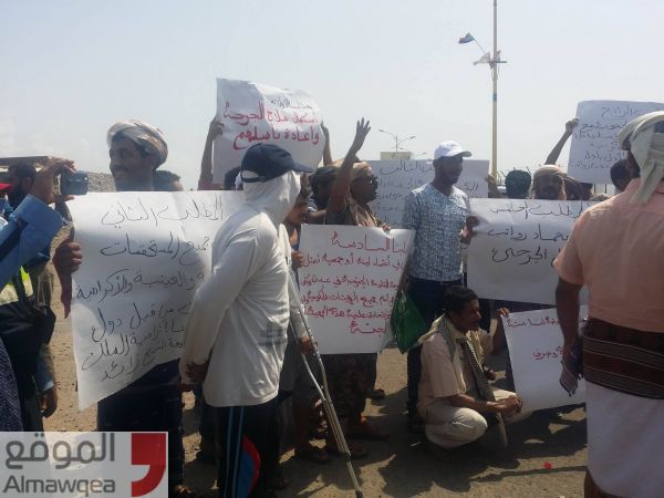جرحى المقاومة في عدن يحتجون للمطالبة باستكمال علاجهم وصرف مستحقاتهم
