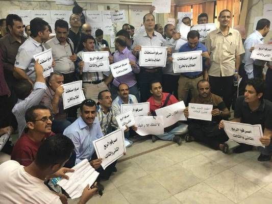 طلاب اليمن بالقاهرة يعلنون اعتصامهم المفتوح في مبنى السفارة للمطالبة بالمستحقات المالية