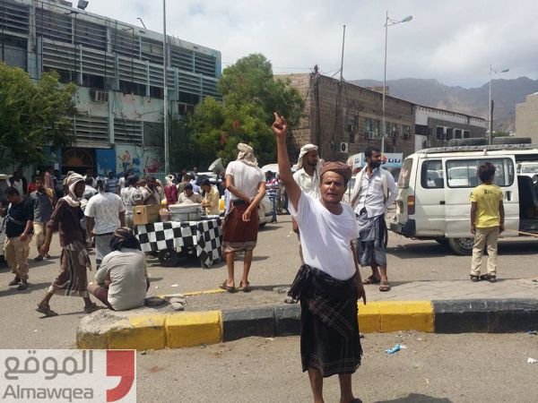 عدن.. احتجاجات متواصلة لموظفي مؤسسة المياه للمطالبة بصرف مستحقاتهم المالية