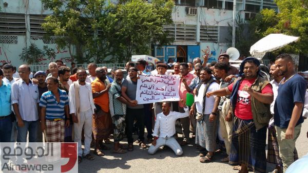 موظفو مؤسسة المياه في عدن يطالبون بالقصاص من مدير المؤسسة لتسببه في مقتل أحد الموظفين