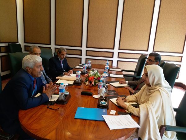وزير الصحة يبحث مع نظيرته الباكستانية دعم القطاع الصحي في اليمن