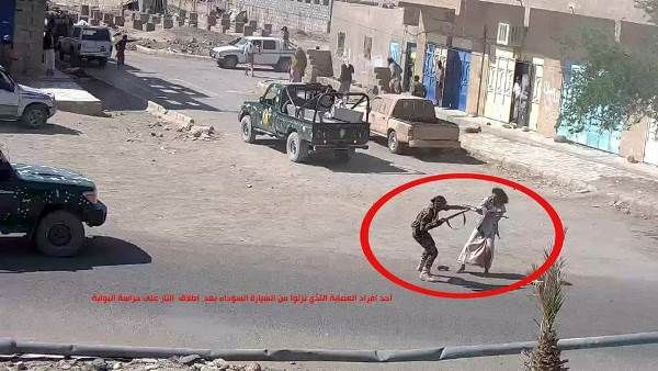 صور أولية ينشرها أمن مأرب توضح اعتداء المتظاهرين بالسلاح على حراسة مبنى المحافظة