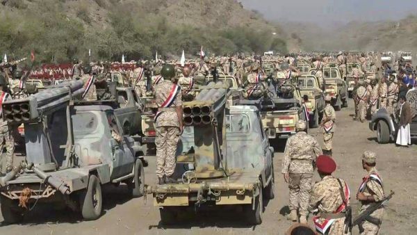 عروض عسكرية ضخمة لمليشيات الحوثي في المنطقة العسكرية الرابعة (صور)