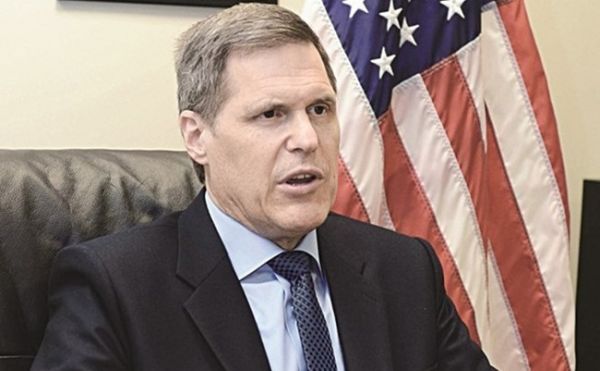 السفير الأمريكي لدى اليمن يحدد ثلاث أسس لحل الأزمة اليمنية سلميا