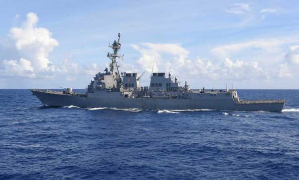 مدمرة أمريكية تساعد سفينة صيد إيرانية هاجمها قراصنة