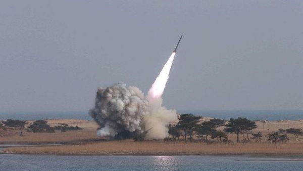 الحوثيون يعلنون إطلاق صاروخ بالستي على موقع عسكري سعودي