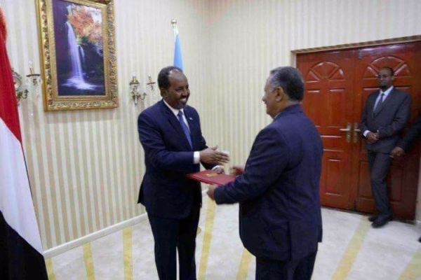 سفير اليمن يبحث مع الصومال أوضاع اللاجئين اليمنيين في مقديشو