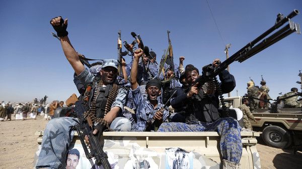 الحوثيون يطيحون بقيادات أمنية موالية لـ