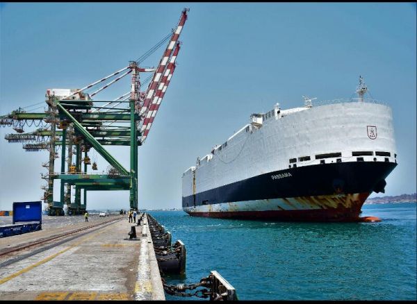 التحالف العربي يفتح ميناء عدن أمام السفن التجارية والإغاثية