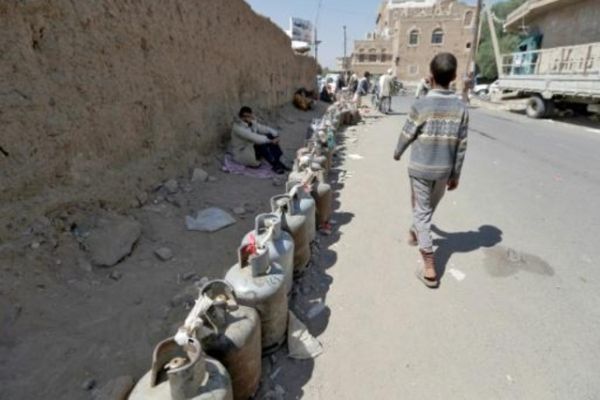 أسعار ترتفع ومحطات وقود تغلق واليمنيون يخشون الموت جوعا