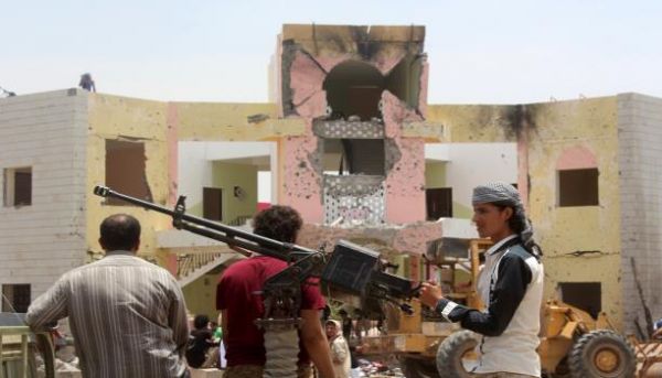 من يحكم مناطق سيطرة الشرعية اليمنية؟