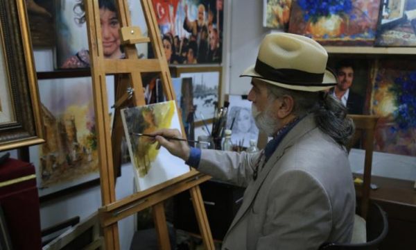 فنان عراقي بتركيا يرسم لوحاته الزيتية بلون الحرب