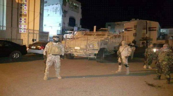 عدن.. تعزيزات عسكرية وسيارات إسعاف تصل التواهي قادمة من مقر القوات الإماراتية