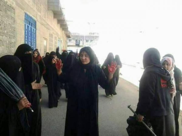 مليشيات الحوثي تعتدي على تظاهرة نسائية طالبت بتسليم جثمان 