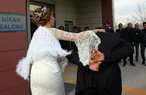 عروس تركية تقود زوجها إلى العرس 