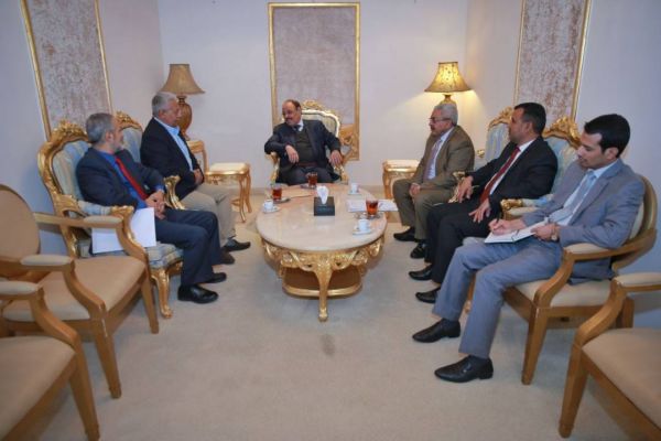 علي محسن الأحمر يلتقي قيادة الناصري ويشيد بموقفهم في مواجهة الانقلاب