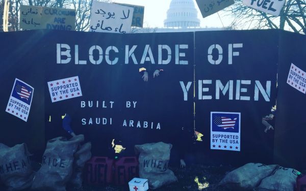 ناشطون يجسدون الحصار على اليمن في واشنطن ويدعون لرفعه (صور)