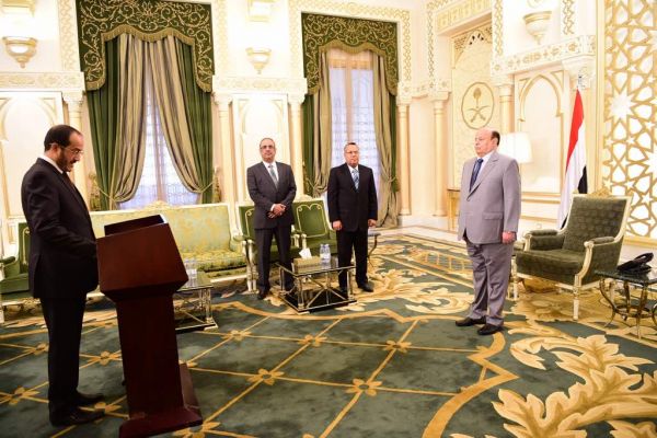 الوزراء الجدد يؤدون اليمين الدستورية أمام الرئيس هادي