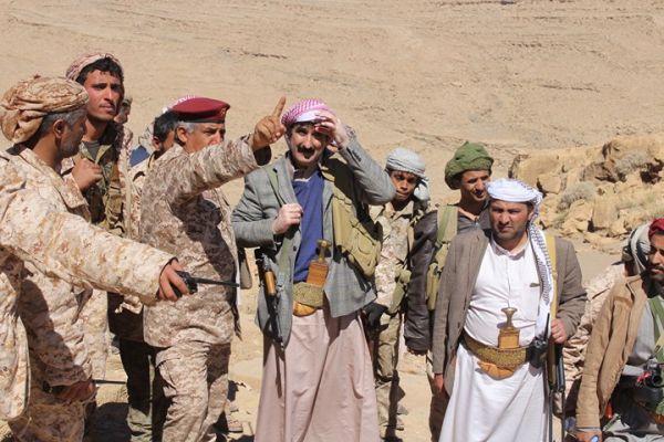 محافظ صنعاء يتفقد قوات الجيش الوطني في المواقع الأمامية لجبهة نهم